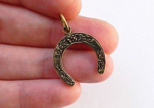 horseshoe amulets of prosperity